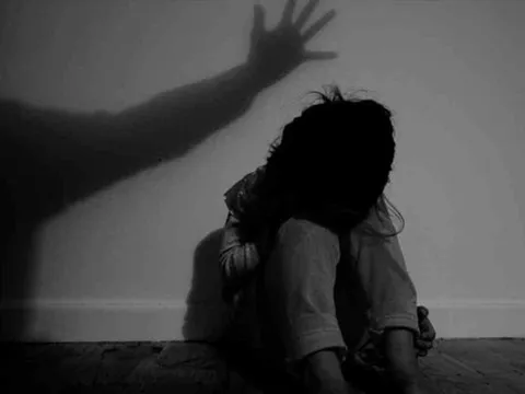 Bé gái 4 tuổi bị nhân viên siêu thị đưa vào nhà kho xâm hại 5 lần, mẹ đau đớn phát hiện qua camera