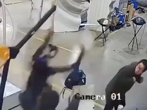 Hãi hùng Robot 'thức tỉnh', vùng vẫy tấn công người trong nhà máy: Cảnh tượng như phim viễn tưởng