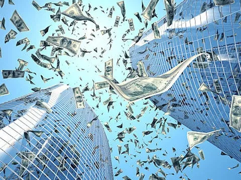 Người dân đi đường náo loạn vì 'cơn mưa tiền' bất ngờ rơi xuống: Bí ẩn từ chiếc túi xách mở toang