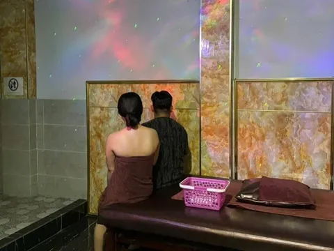 Vợ bầu bắt quả tang gái massage không mảnh vải che thân đang phục vụ chồng tới bến: Lời phân trần gây phẫn nộ