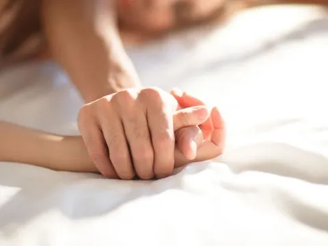 'Tiểu tam' công khai ảnh trên giường không mảnh vải che thân với chồng người khác khiến chính thức phẫn nộ