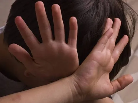 Nữ bảo mẫu bạo hành véo, đánh và giật tóc 23 trẻ nhỏ trong nhà trẻ