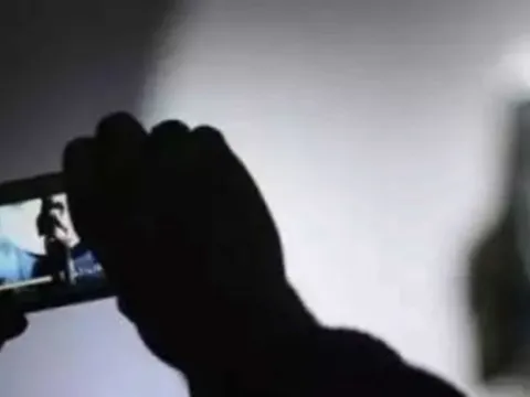 Phát hiện loạt clip nhạy cảm quay lén trong điện thoại chồng, vợ sốc nặng khi biết danh tính nữ chính