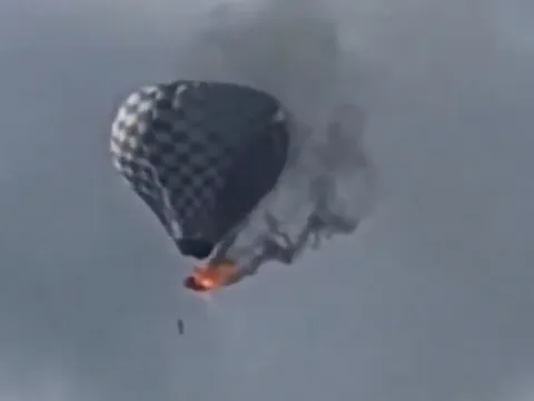 Clip ám ảnh: Người đàn ông rơi tử vong sau khi treo lơ lửng dưới khinh khí cầu đang bốc cháy