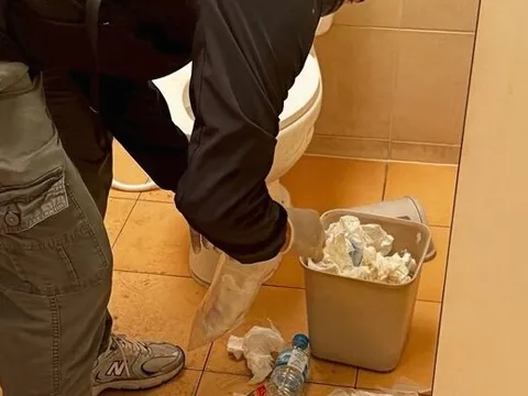 Nữ nhân viên quán cà phê bất ngờ sinh con trong bồn cầu: Bà mẹ trẻ khẳng định không hề biết mình mang thai