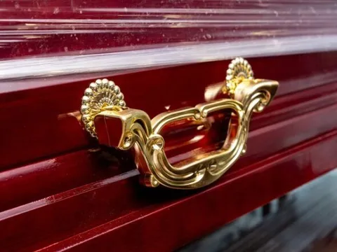 Gia đình sốc nặng khi mở quan tài: Thi thể không phải người thân, thái độ của nhân viên nhà tang lễ gây phẫn nộ