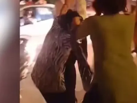 Đi bắt gian, vợ bị chồng và 'tiểu tam' hợp sức túm tóc, kéo lê giữa phố: Người đi đường chỉ đứng nhìn