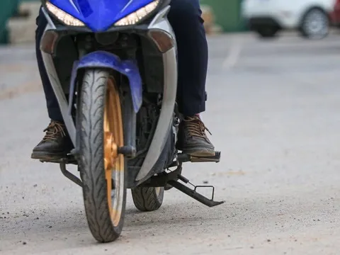 Từ nay: Cố tình gạt chân chống khi lái xe máy có thể bị phạt đến 10 triệu, thậm chí tước giấy phép lái xe