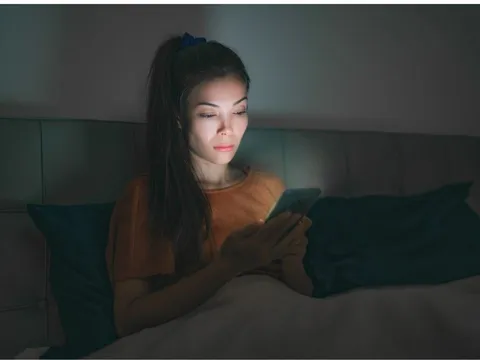 Tác hại đáng sợ của thức khuya, bác sĩ cảnh báo: Dậy muộn không bù được tổn thương