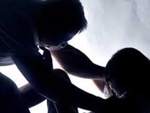 Cha dượng xâm hại con riêng từ lớp 5 đến khi mang thai, mẹ biết rõ nhưng cố tình che giấu