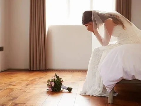 Đêm tân hôn, vợ vô tình nghe những lời em gái chồng nói với mẹ và chồng mà bủn rủn chân tay