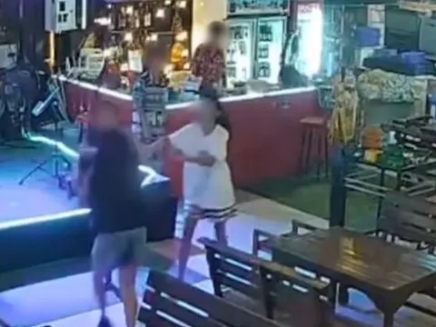 Con bị đuổi việc, mẹ tức giận xông vào quán ăn hành hung nhân viên mới đến bất tỉnh