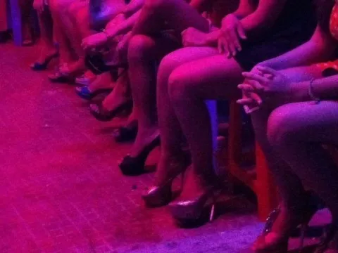Đột kích quán karaoke phát hiện bí mật động trời: Hai thiếu nữ 15, 16 tuổi bị ép bán dâm, tú bà lộ diện