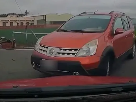 Dừng xe nhường đường vẫn bị nữ tài xế tông thẳng đầu: Cô gái đổ lỗi ngược với thái độ khiến cư dân mạng bức xúc