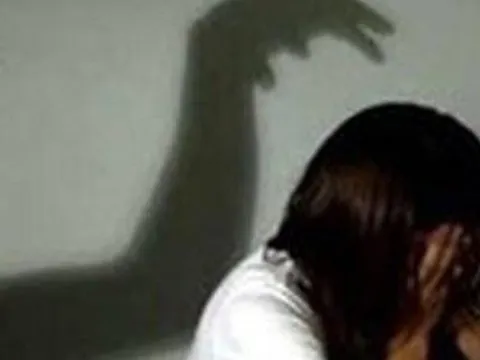 Gã đàn ông biến thái dụ bé gái 10 tuổi vào rừng để giở trò đồi bại: Vợ con sững sờ nhìn chồng bị còng tay