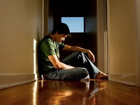 Về nhà giữa trưa để tạo bất ngờ, chồng sững người phát hiện vợ ôm ấp người hàng xóm trên giường