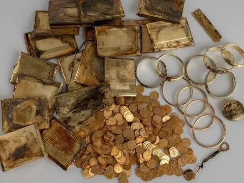 Bố mất chưa lâu, con cháu ngỡ ngàng phát hiện kho báu tiền vàng giấu trong tường nhà trị giá hơn 84 tỷ