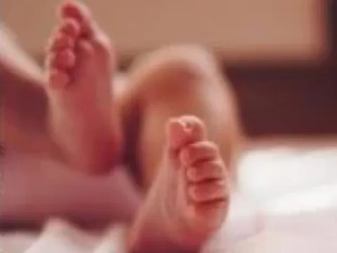 Mẹ nhẫn tâm dìm con trai 8 tháng tuổi vào nước sôi vì tè dầm, khiến bé tử vong