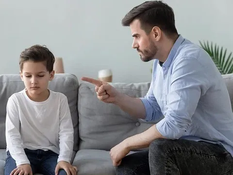 Chồng gục ngã phát hiện đứa con mình nuôi 10 năm qua là con của người khác, làm 1 việc khiến vợ không dám ngẩng mặt