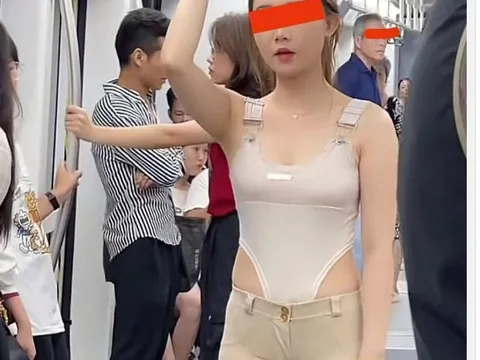 Cô gái xinh như hot girl vô tư diện đồ nhạy cảm trên tàu khiến ai nấy đỏ mặt