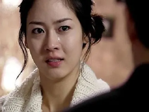 Giúp việc cũ đột nhiên nhắn tin kèm theo ảnh nhạy cảm với chồng khiến vợ đọc xong bủn rủn tay chân