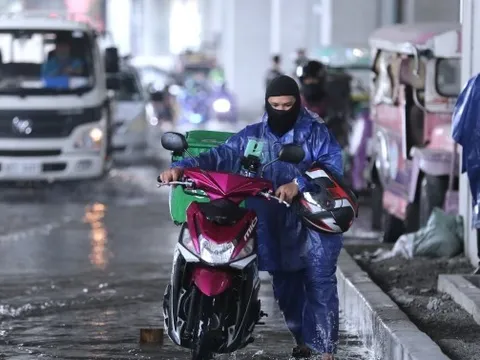 Từ nay: Dừng xe mặc áo mưa không đúng quy định sẽ bị xử phạt và bị trừ 10 điểm giấy phép lái xe