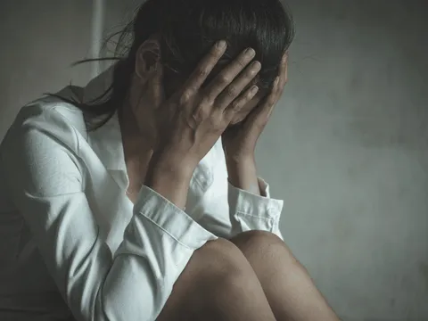 Nửa đêm chồng lao ra ngoài sau cuộc gọi của người yêu cũ, vợ bí mật đi theo chứng kiến cảnh tượng đau lòng