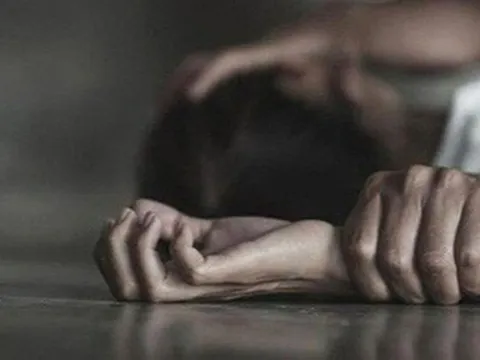 Nữ thực tập sinh bị bạn trai ra tay tử vong tại chỗ, nhiều người xung quanh bất lực, nghi phạm bỏ trốn táo tợn