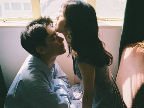 Lần đầu ân ái, bạn trai buột miệng 7 chữ gây sốc khiến cô gái bàng hoàng quấn khăn chạy ra ngoài