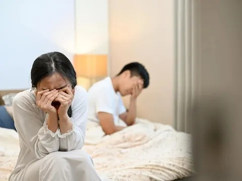 Phát hiện vợ vẫn giữa ảnh nóng với tình cũ trong điện thoại, chồng ám ảnh không dám gần gũi mỗi đêm