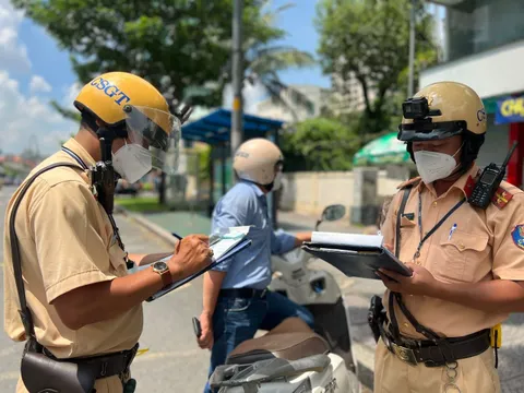 Từ tháng 7/2025: Vợ chồng đi xe của nhau, không chính chủ có bị phạt tới 8 triệu đồng không?