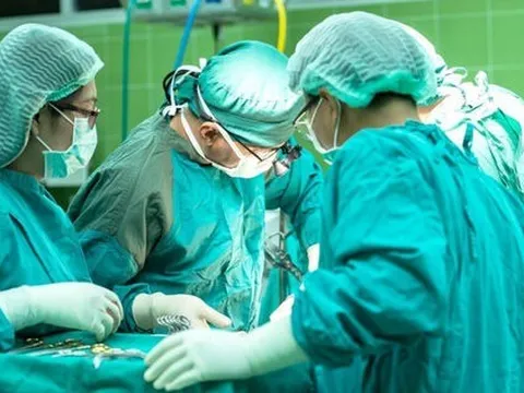 Người đàn ông 61 tuổi sốc nặng vì cơ thể đầy ký sinh trùng bò từ phổi ra da