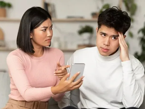 Cứ nửa đêm là chồng sang phòng làm việc ngủ, vợ nghi ngờ gắn camera, kết quả sợ hãi đến lạnh sống lưng