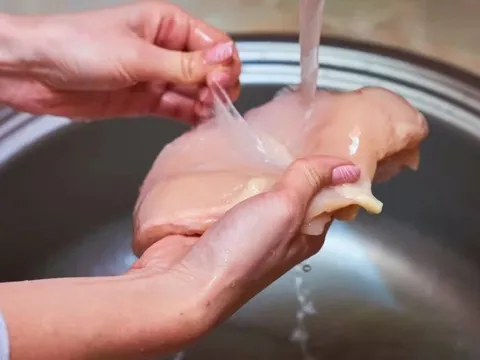 Sai lầm tai hại mà rất nhiều người mắc phải khi rửa thịt gà khiến cả nhà dễ ngộ độc, biết ngay để thay đổi