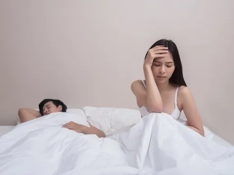 Tự mãn vì lấy được gái quê ngoan hiền, sáng ra tôi bủn rủn khi thấy ga giường, đau hơn là 3 từ vợ nói ra