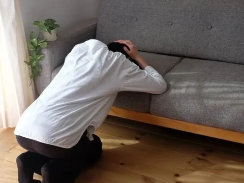 Bắt tại trận vợ ngoại tình với đồng nghiệp ngay trên sofa phòng khách, chồng làm 1 việc khiến vợ khiếp sợ đến già