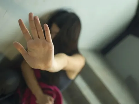 Cô gái trẻ bị 3 nam thanh niên thay nhau xâm hại sau cuộc nhậu, bạn trai phát hiện muộn màng không kịp giải cứu