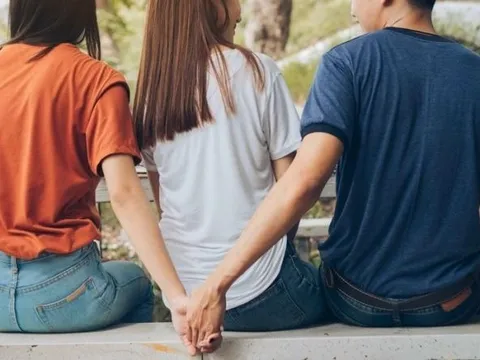 Về sớm, bắt gặp bạn thân trong phòng chồng, vợ tái mặt nghe được câu chuyện bí mật của cả 2