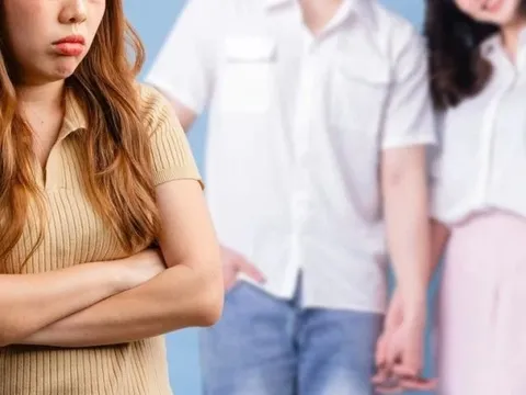 Dẫn bồ nhí vào nhà nghỉ gặp sự cố tế nhị, chồng muối mặt gọi vợ đưa cả 2 đi cấp cứu