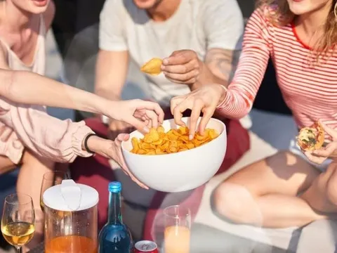 Cảnh báo: 3 món ăn vặt cực phổ biến, giới trẻ thích mê chẳng khác thuốc độc âm thầm phá hủy sức khỏe, hãy tránh ngay