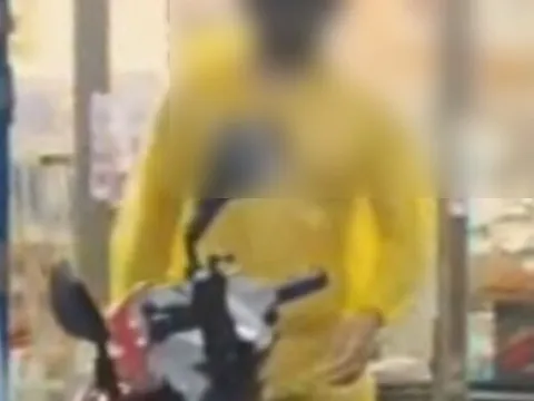 Khách hàng khỏa thân mặc áo mưa đi mua đồ, bình thản nhìn vào camera: Lời khai gây chấn động cõi mạng