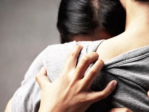 Chồng viện lý do đi câu cá cuối tuần, vợ âm thầm theo dõi phát hiện đang ôm gái lạ trong chòi