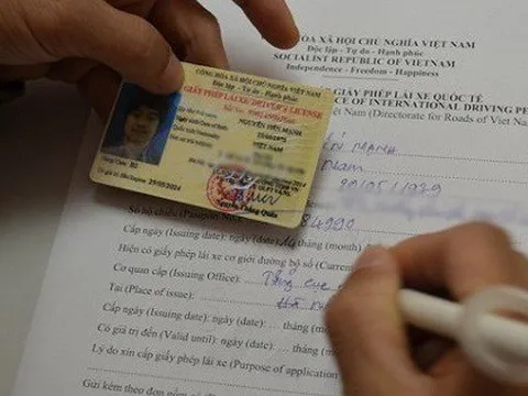 Từ nay đến 31/12: Người đi xe máy phải đổi bằng lái xe, dùng mẫu cũ bị phạt đến 6 triệu đồng phải không?