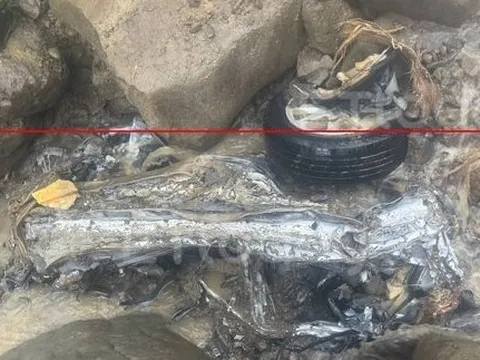 Ô tô chở 5 người trong gia đình rơi xuống vực: Xe biến dạng nát vụn, phát hiện bộ phận thi thể nghi của nạn nhân