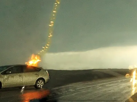 Clip: Hãi hùng cảnh ô tô bị 4 tia sét đánh trúng trong 1 giây