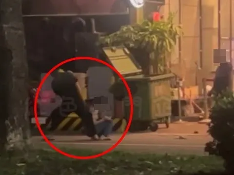 Clip: Vừa mới yêu, thanh niên 27 tuổi 'thượng cẳng tay hạ cẳng chân' với bạn gái 23 tuổi giữa phố, túm tóc kéo lê trên đường