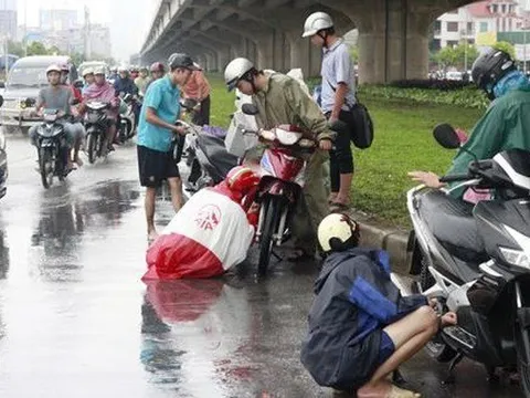 Từ nay: Dừng xe mặc áo mưa giữa đường có thể bị phạt tới 5 triệu đồng, trường hợp nào sẽ bị phạt nặng?