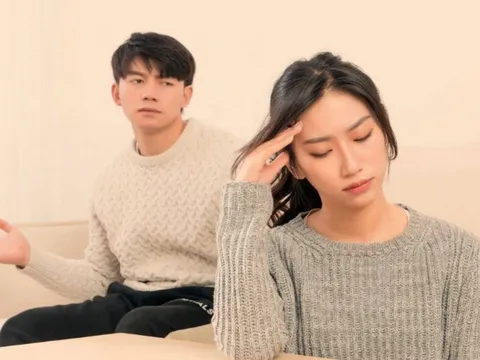 Đang ôm chồng ngủ, tiểu tam gửi cho bức ảnh nhạy cảm, tôi liền hồi đáp lại bằng 1 clip khiến cô ta lập tức xin tha thứ
