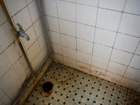 Phát hiện người đàn ông tử vong bí ẩn trong nhà vệ sinh nữ: Một chi tiết khiến dư luận xôn xao