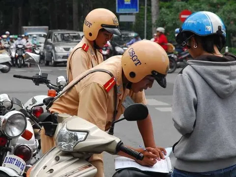 Từ nay: Vợ chứng có chứng minh đi xe của chồng vẫn bị phạt nặng nếu không mang theo thứ này, hết sức lưu ý
